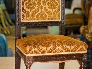 sedia-stile-classico-in-legno-e-tessuto-decorato-24308