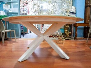 tavolo-rotondo-con-piano-in-vetro-satinato-e-gambe-in-legno