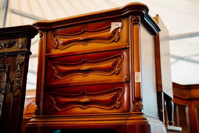 comodino-classico-con-finiture-24679-big-1