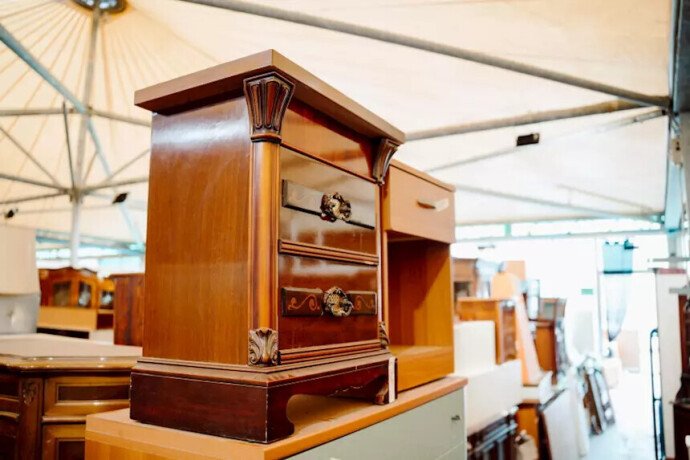 comodino-classico-in-legno-noce-24677-big-1