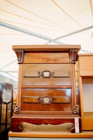 comodino-classico-in-legno-noce-24677-big-0