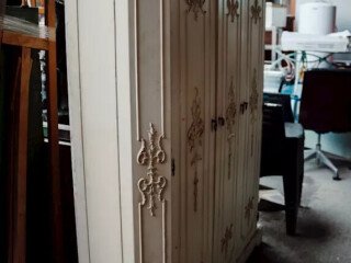 armadio-bianco-con-finiture-eleganti-24599