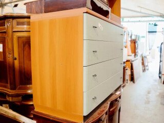 cassettiera-4-cassetti-azzurri-e-struttura-in-legno-24585