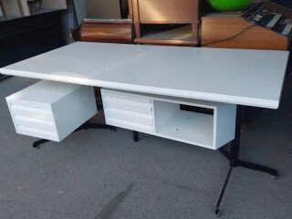scrivania-moderna-bianca-con-cassettiere-sospese-24443